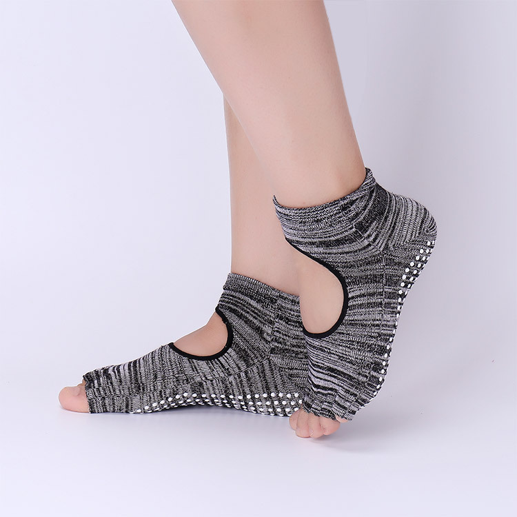 جوارب يوجا غير قابلة للانزلاق  - مراجعة Yoga Toe Separator وسعره